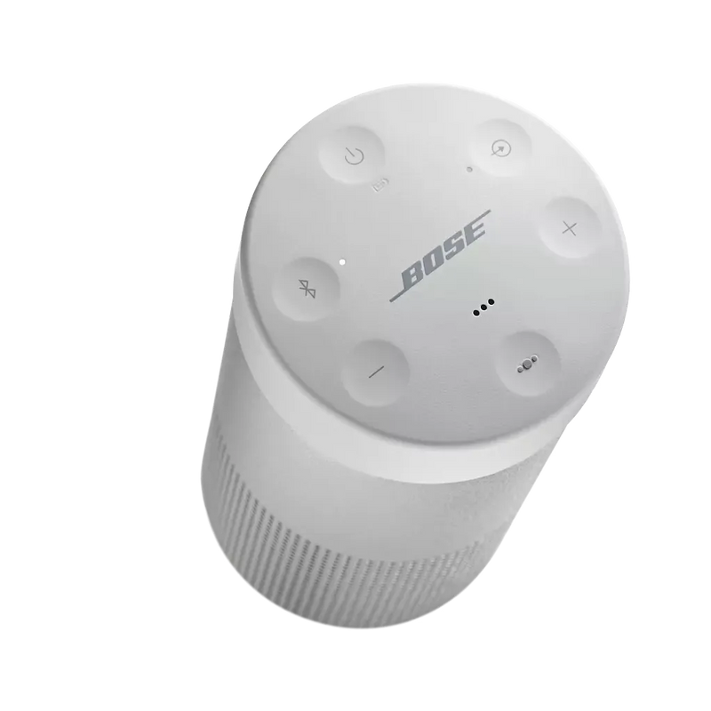 ¿No tienes tu teléfono a la mano? No te preocupes. Aún puedes hacer reservas para cenar o enviar un mensaje de texto. Solo mantén presionado el botón multifunción para acceder al asistente de voz de tu teléfono, ya sea Siri o Google Assistant, directamente desde el parlante. Problema resuelto.