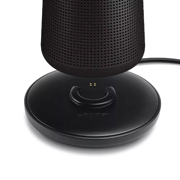 Una base de carga opcional mantiene tu SoundLink Revolve II siempre cargado y listo para usar. Es una estación práctica para tu parlante y te permite reproducir música mientras se está cargando. Solo conecta el cable USB incluido con tu parlante a la base y luego a una fuente de energía.